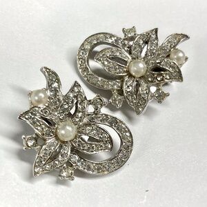 LEDO Vintage Pearl Rhinestone Ribbon Floral Rhodium Plated Clip-on Earrings EVC!